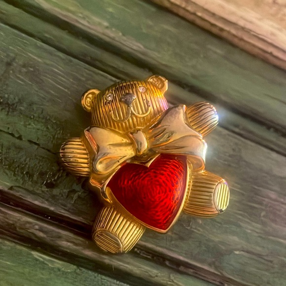 Jewelry - Teddy with heart brooch